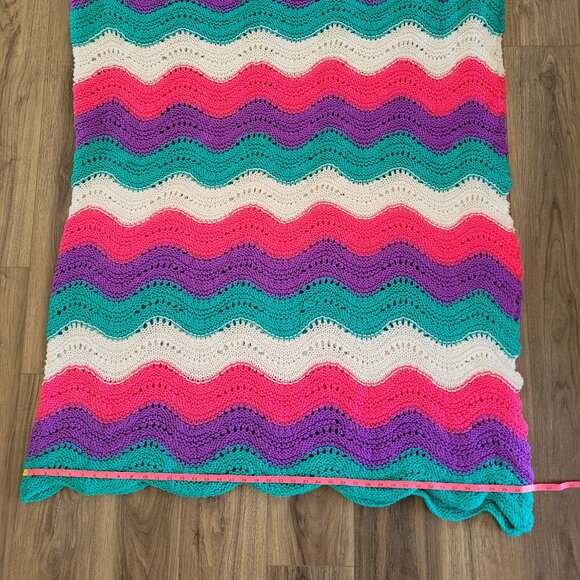 Hand-made Colorful Wave Pattern blanket - Picture 7 of 8